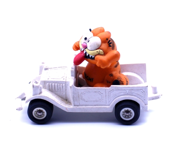 Garfield Kunststoff Figur in weißem Auto mit schwarzen Rädern von Bullyland